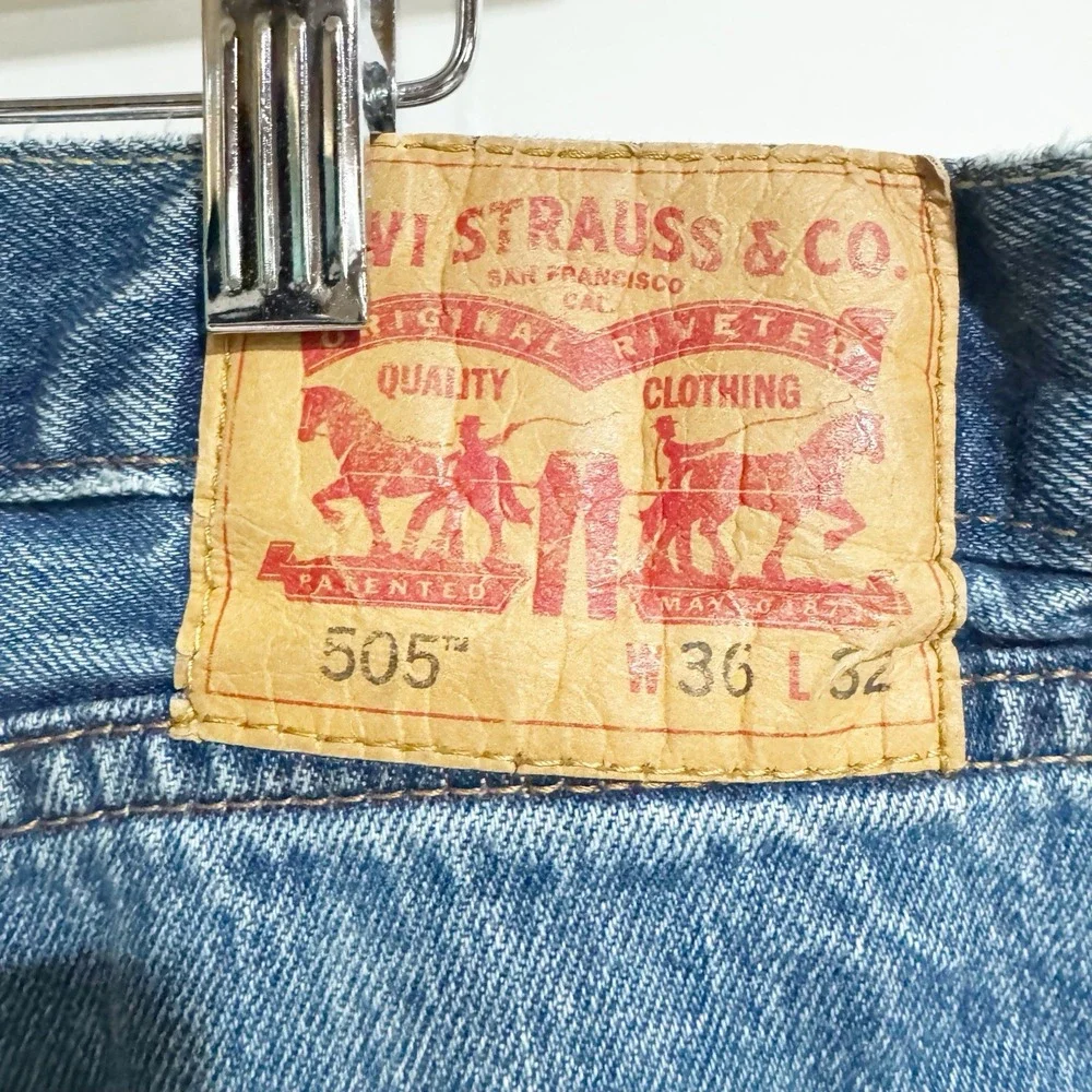 Levi's men's jeans 505 size 36 x 32 Blue Zipper Fly